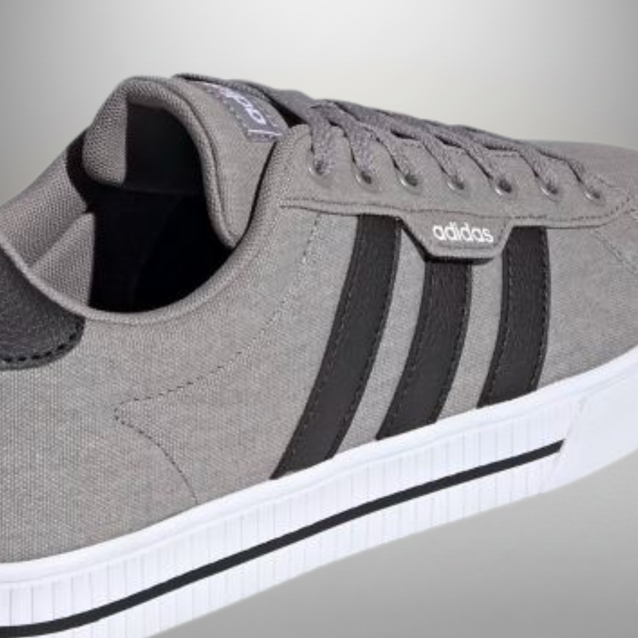 Zapatillas Adidas Daily 3.0 gris talla 42 2/3 detalle del logo y materiales