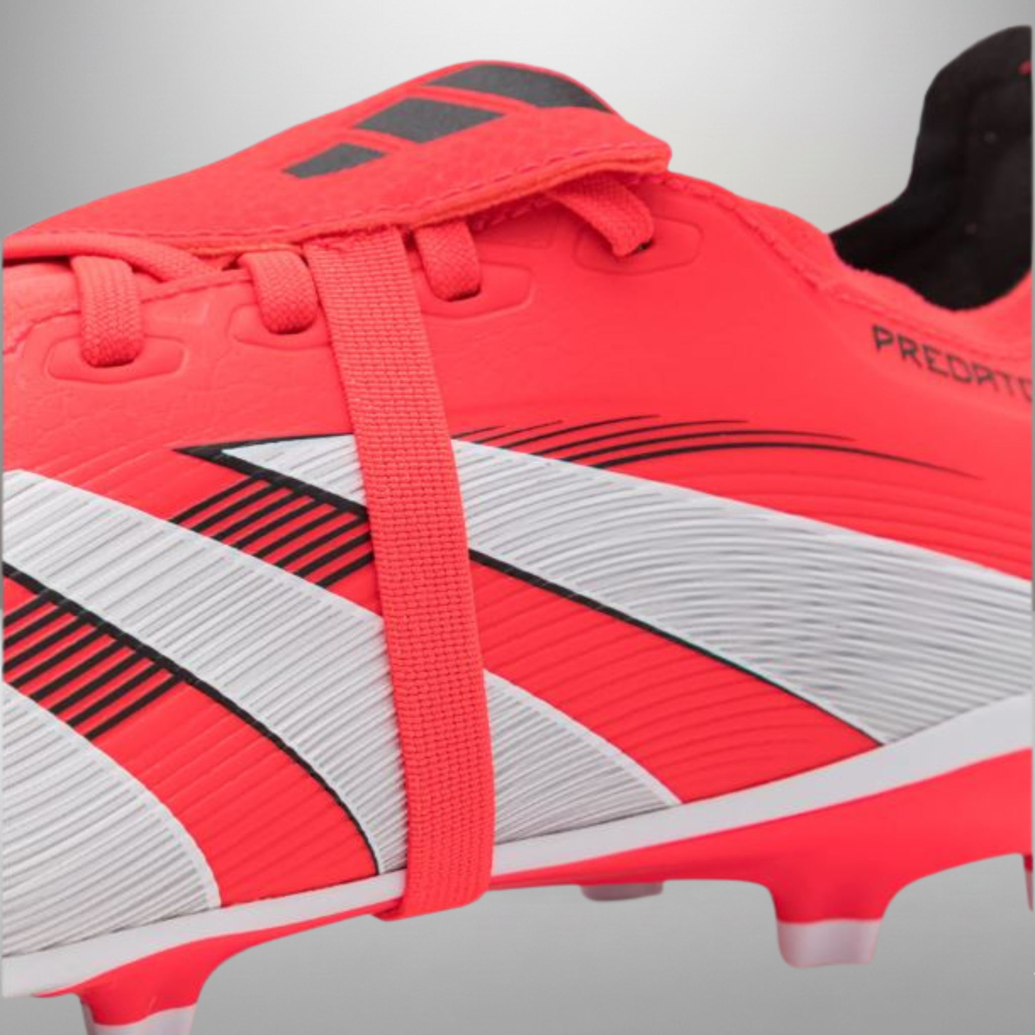 Zapatillas Adidas Predator League rojo talla 43 1/3 detalle del logo y materiales