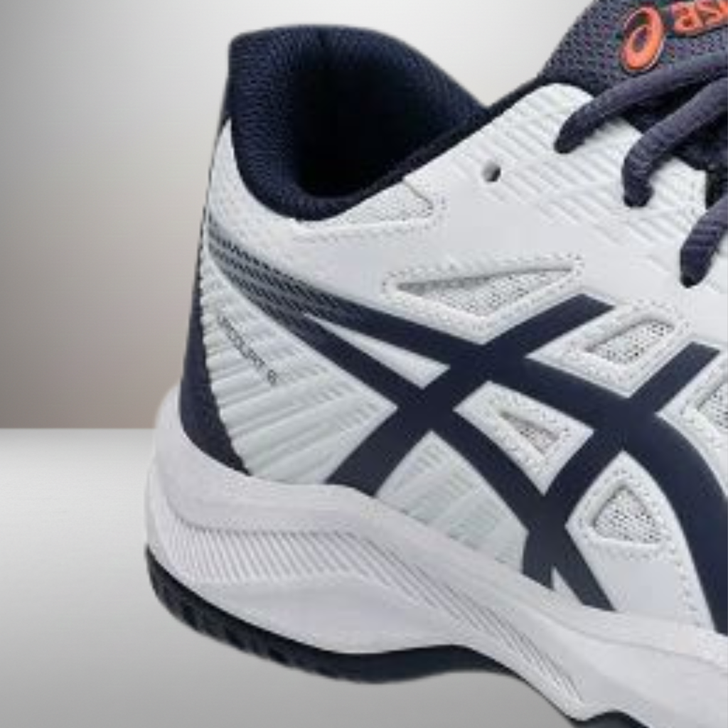 Zapatillas Asics Upcourt 6 blanco talla 44.5 detalle del logo y materiales