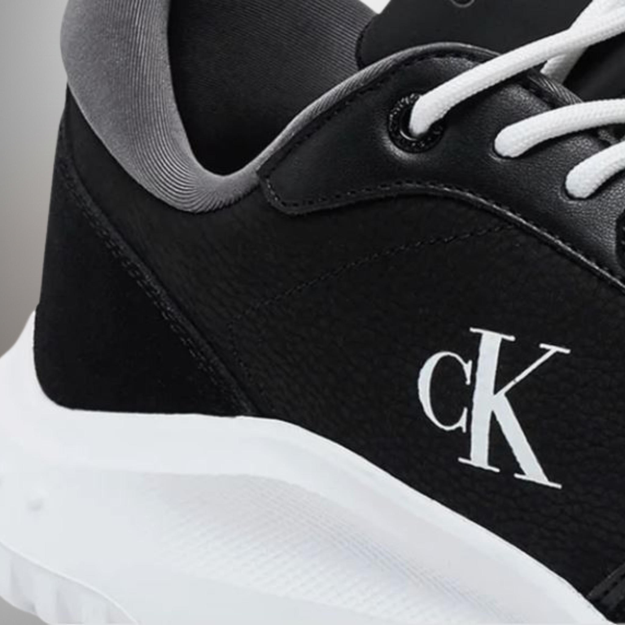 Zapatillas Calvin Klein Runner negro talla 45 detalle del logo y materiales