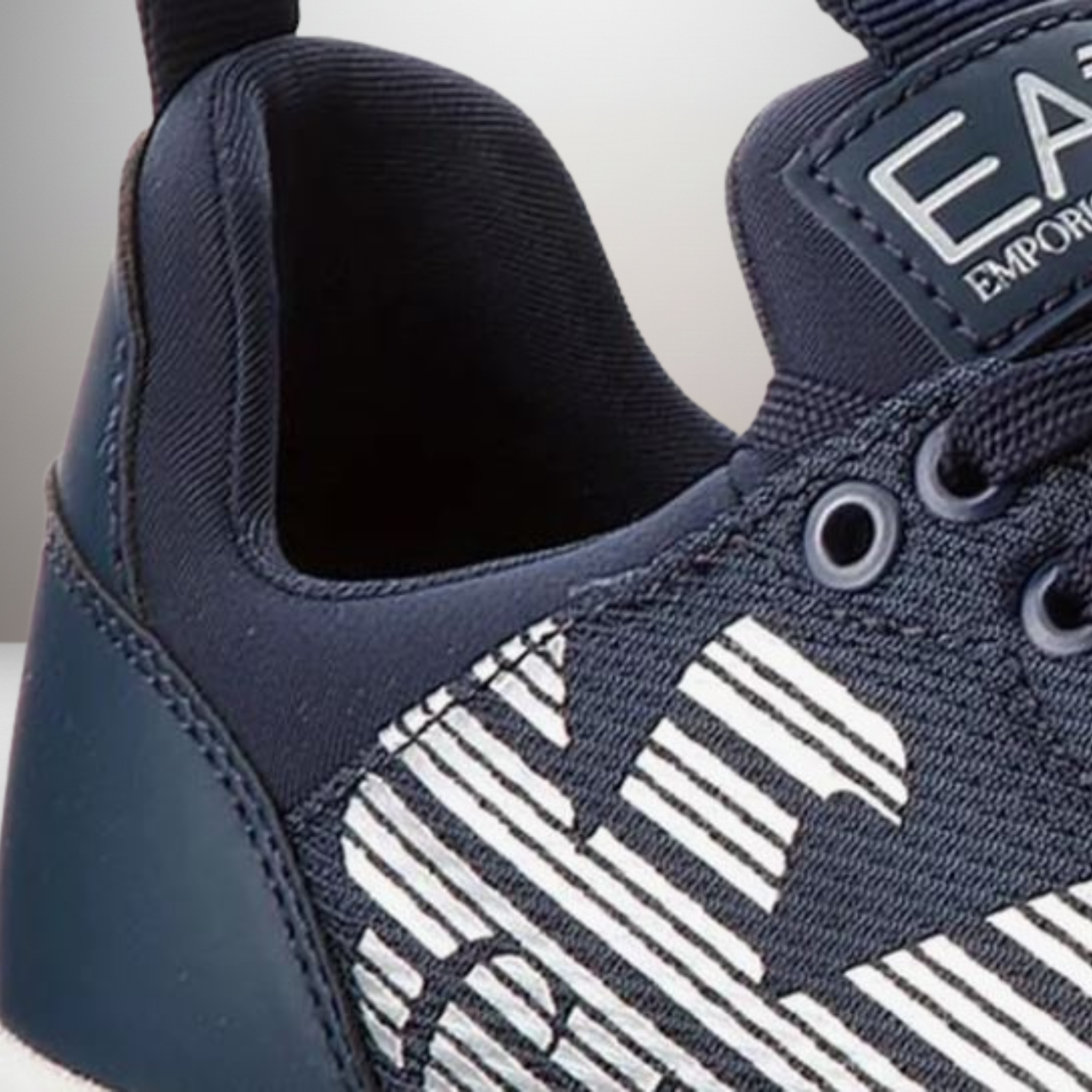 Zapatillas EA7 Emporio Armani Lace Up azul marino talla 44 2/3 detalle del logo y materiales ampliado