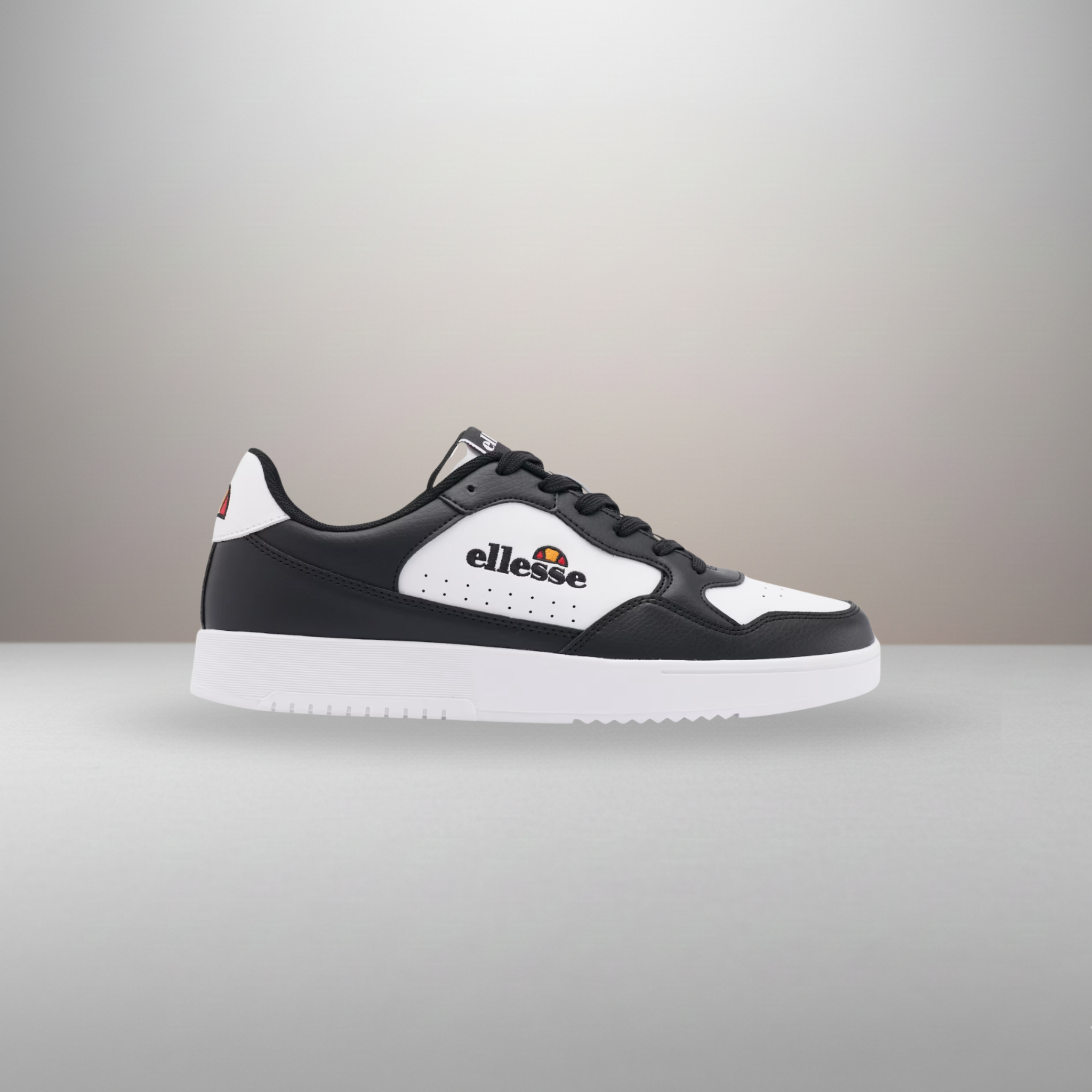 Zapatillas Ellesse Momento negro y blanco talla 42 vista lateral exterior