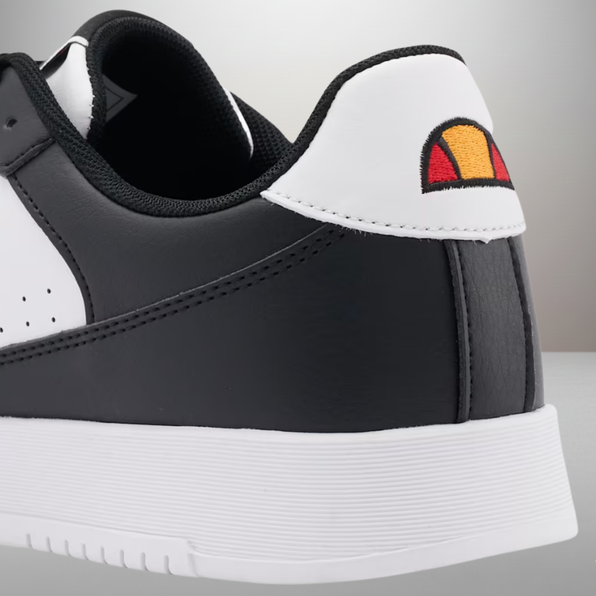 Zapatillas Ellesse Momento negro y blanco talla 42 vista trasera del talón