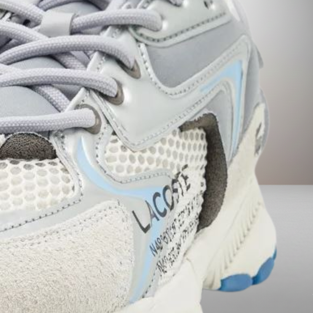 Zapatillas Lacoste L003 NEO 224 gris talla 42 detalle del logo y materiales
