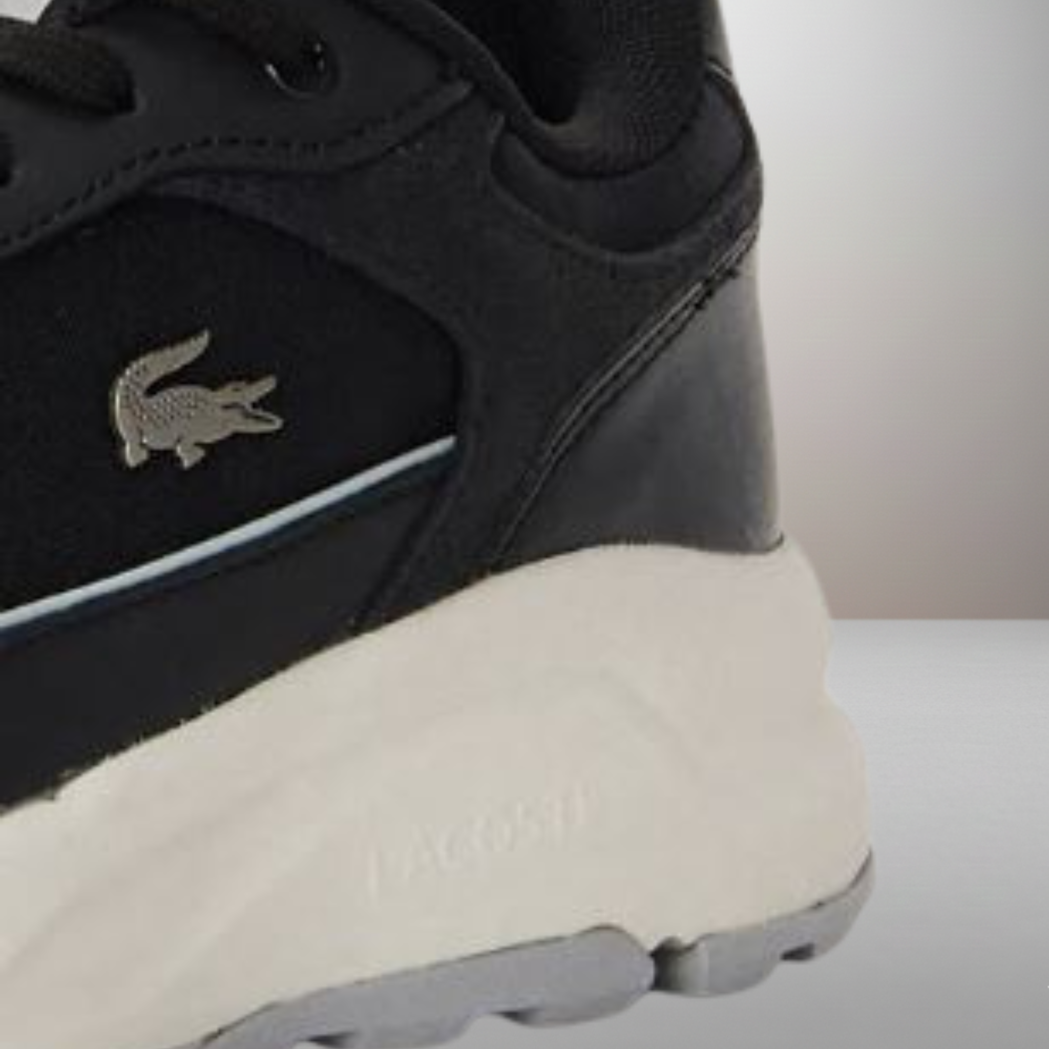 Zapatillas Lacoste Run Set negro talla 43 detalle del logo y materiales