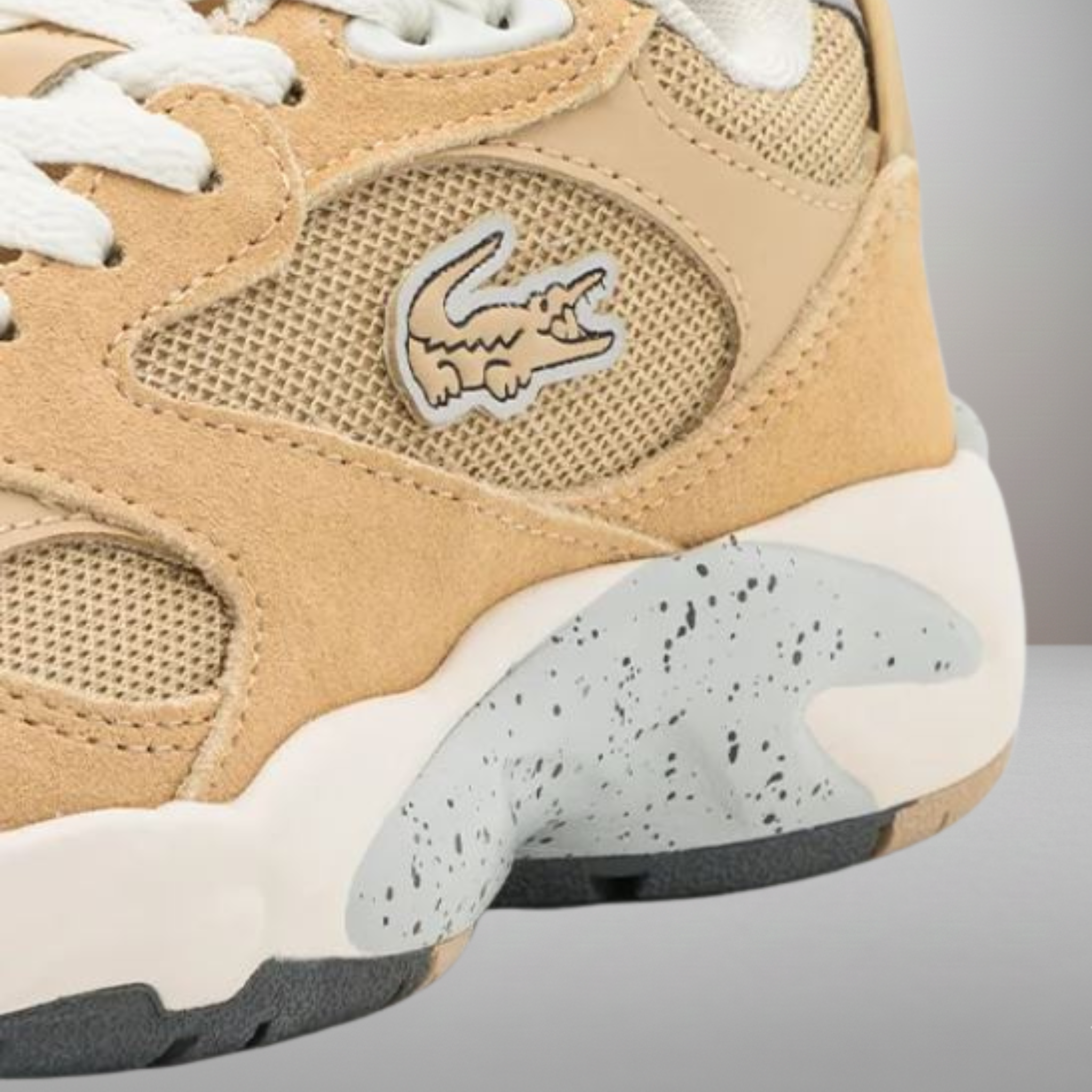 Zapatillas Lacoste Storm 96 crema talla 42 detalle del logo y materiales