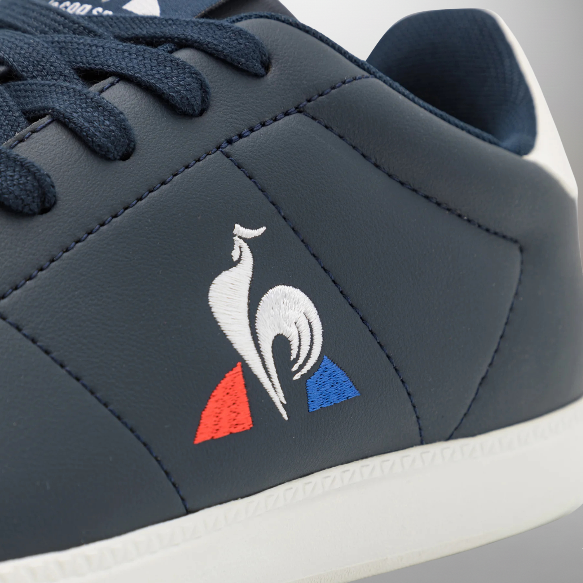 Zapatillas Le Coq Sportif Courtset 2 azul talla 42 detalle del logo bordado y materiales