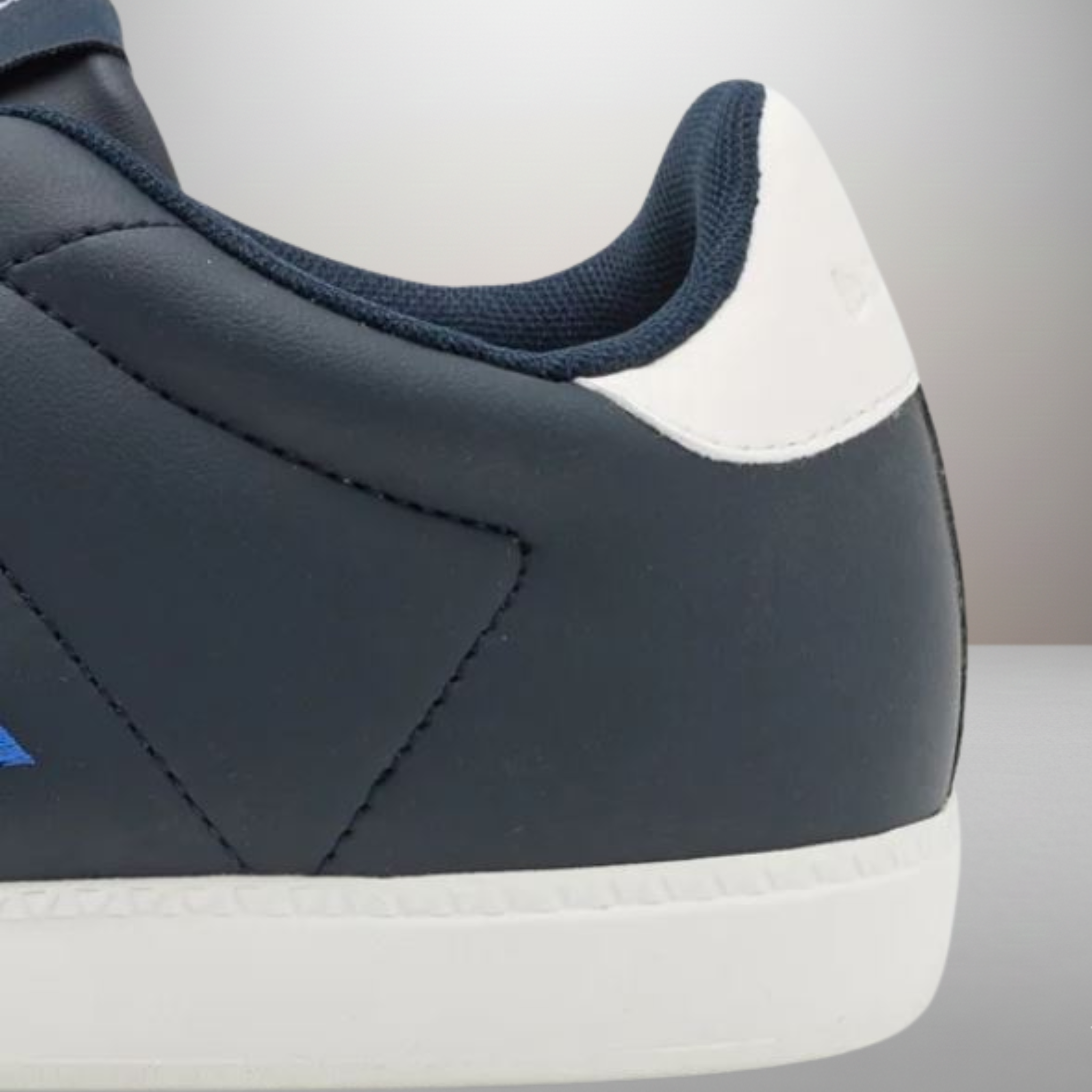 Zapatillas Le Coq Sportif Courtset 2 azul talla 42 vista trasera del talón con detalle de marca