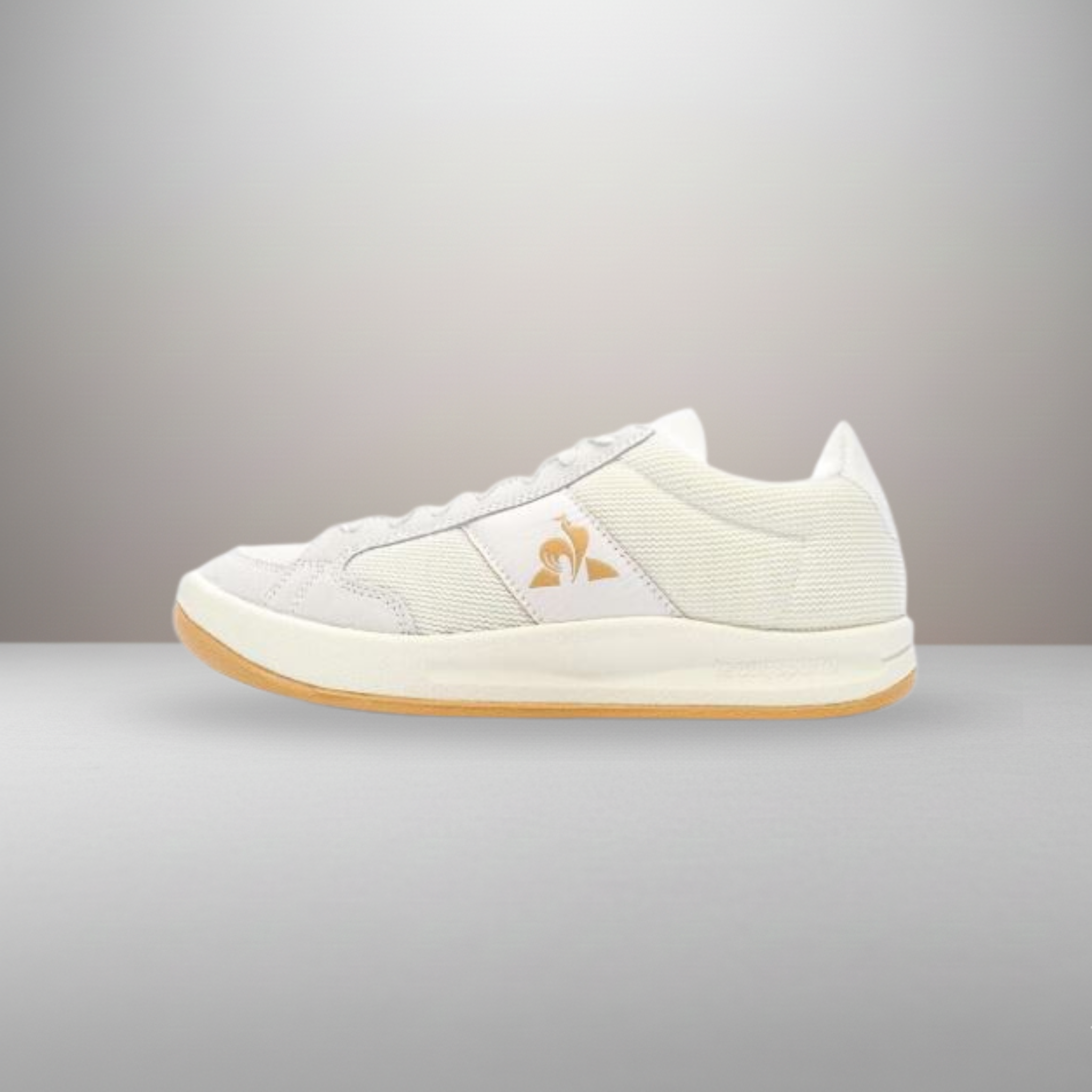 Zapatillas Le Coq Sportif crema y dorado talla 43 vista lateral exterior con el logo del gallo