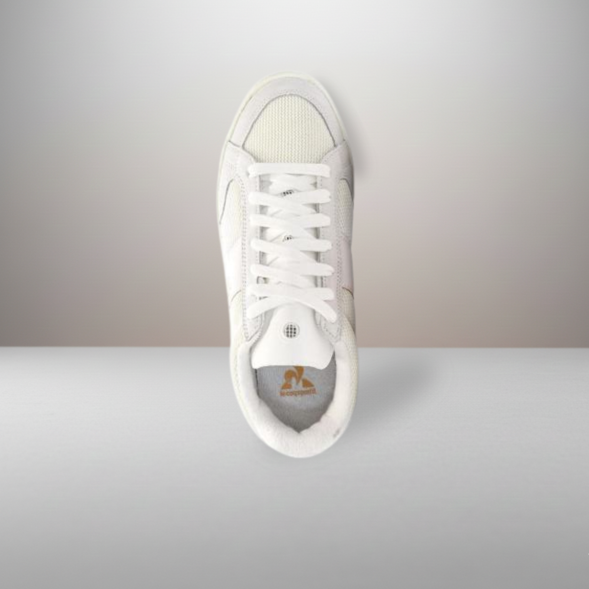 Zapatillas Le Coq Sportif crema y dorado talla 43 vista superior de la silueta estilizada