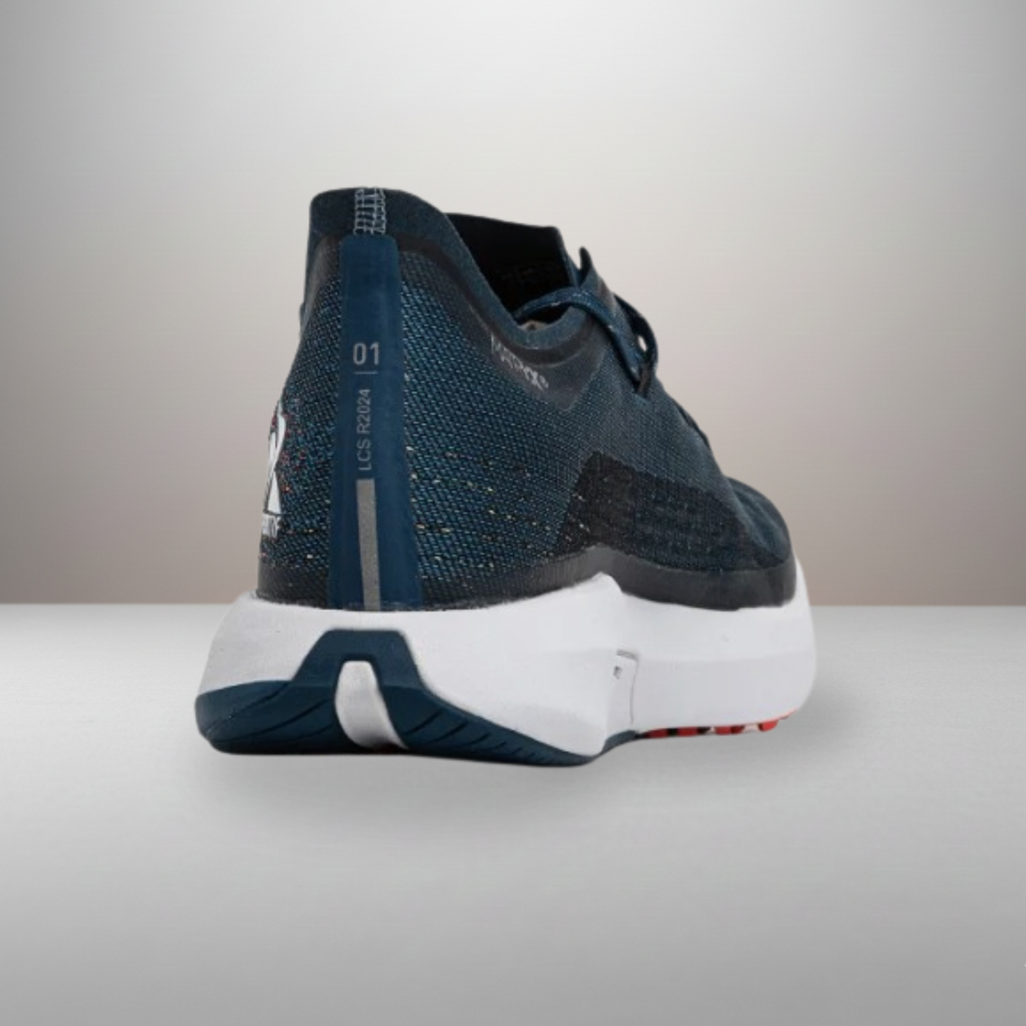 Zapatillas Le Coq Sportif LCS R2024 talla 44 vista trasera del talón