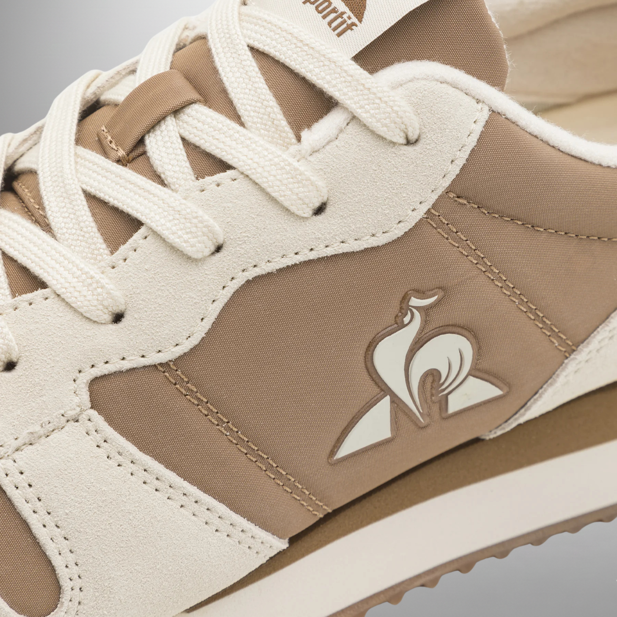 Zapatillas Le Coq Sportif Platinum 2 beige y marrón talla 42 detalle del logo tricolor y texturas de ante