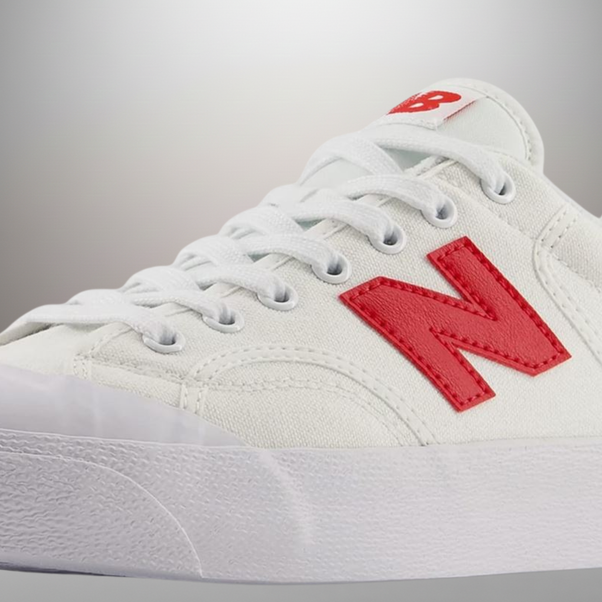 Zapatillas New Balance 100 blanco y rojo talla 43 detalle de las cordoneras