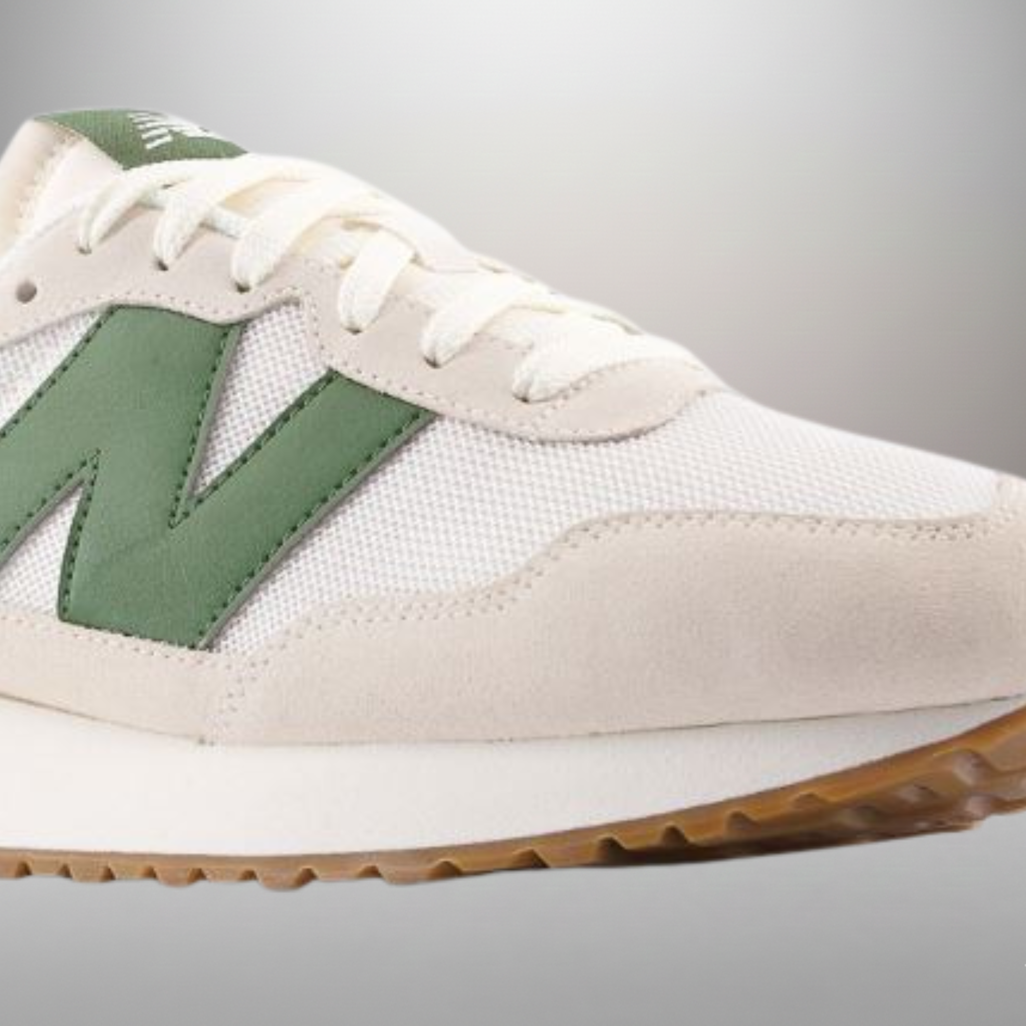 Zapatillas New Balance 237 beige/verde talla 43 detalle del logo y materiales