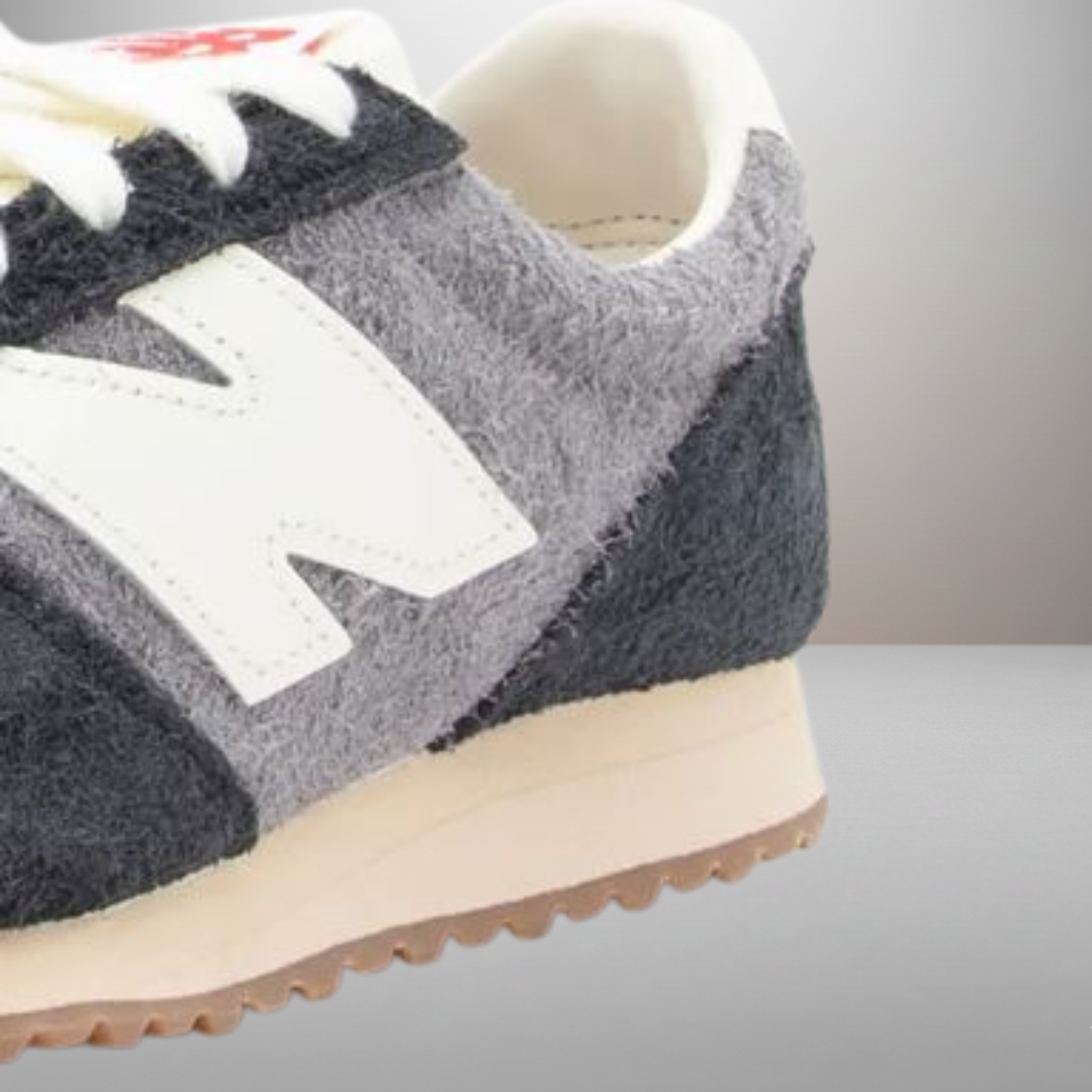 Zapatillas New Balance U471 negro talla 41.5 detalle del logo y materiales