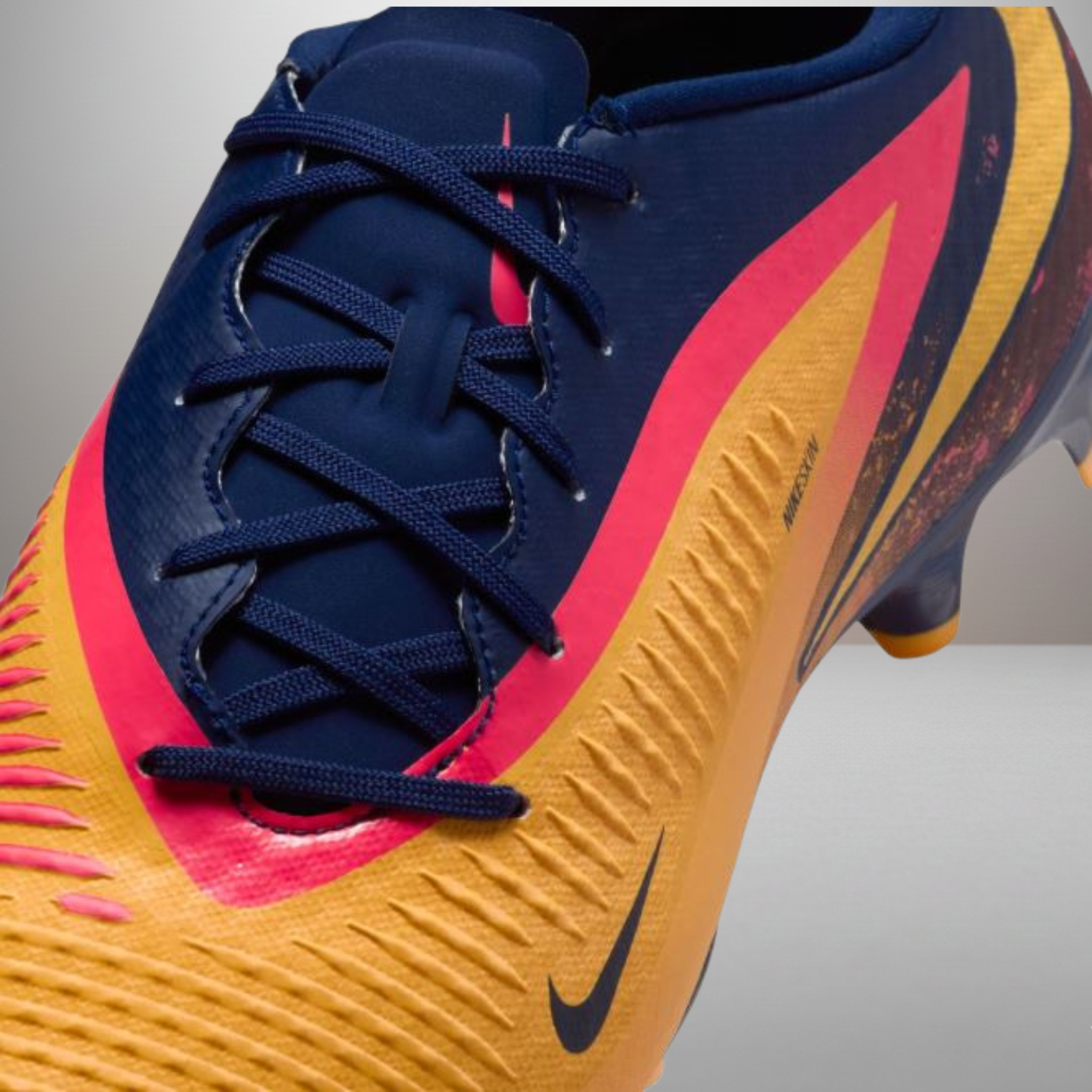 Zapatillas Nike Phantom 6 Low Academy naranja talla 44 detalle de las cordoneras