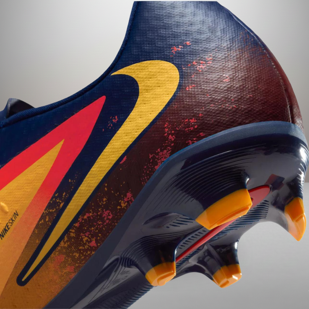 Zapatillas Nike Phantom 6 Low Academy naranja talla 44 detalle del logo y materiales