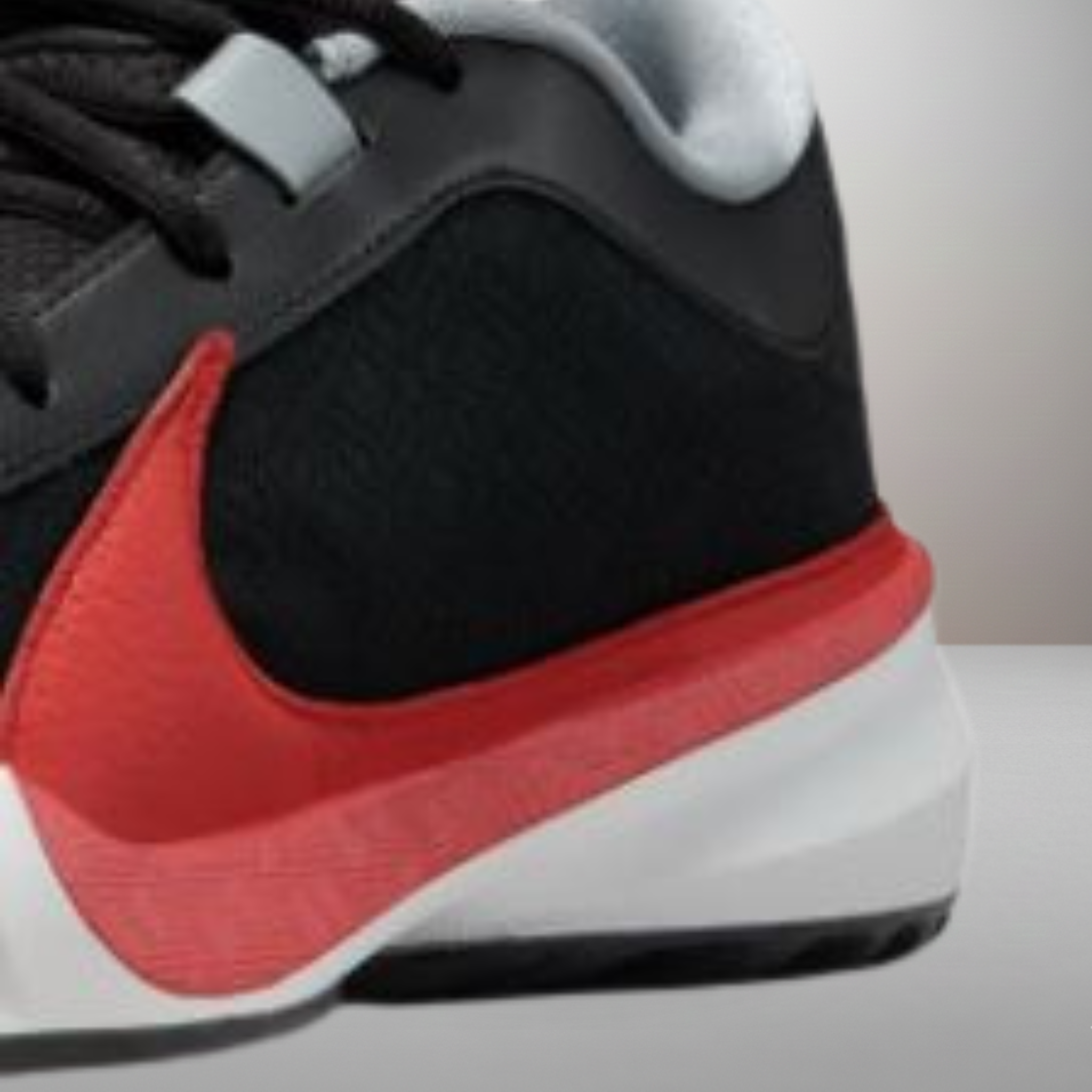 Zapatillas Nike Zoom Freak negro talla 42.5 detalle del logo y materiales