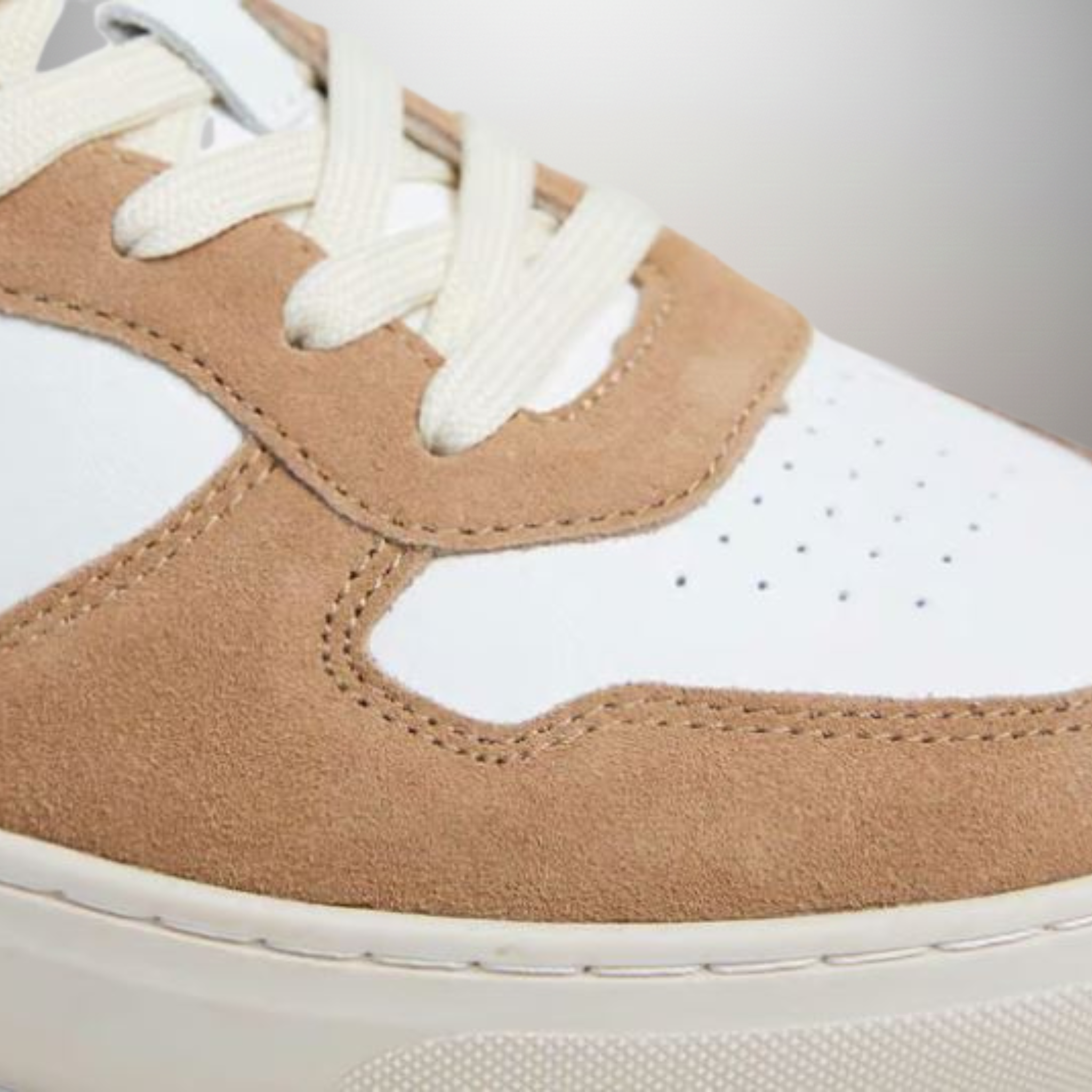 Zapatillas Pepe Jeans Camden Nature blanco y marrón talla 45 detalle de las cordoneras y la lengüeta