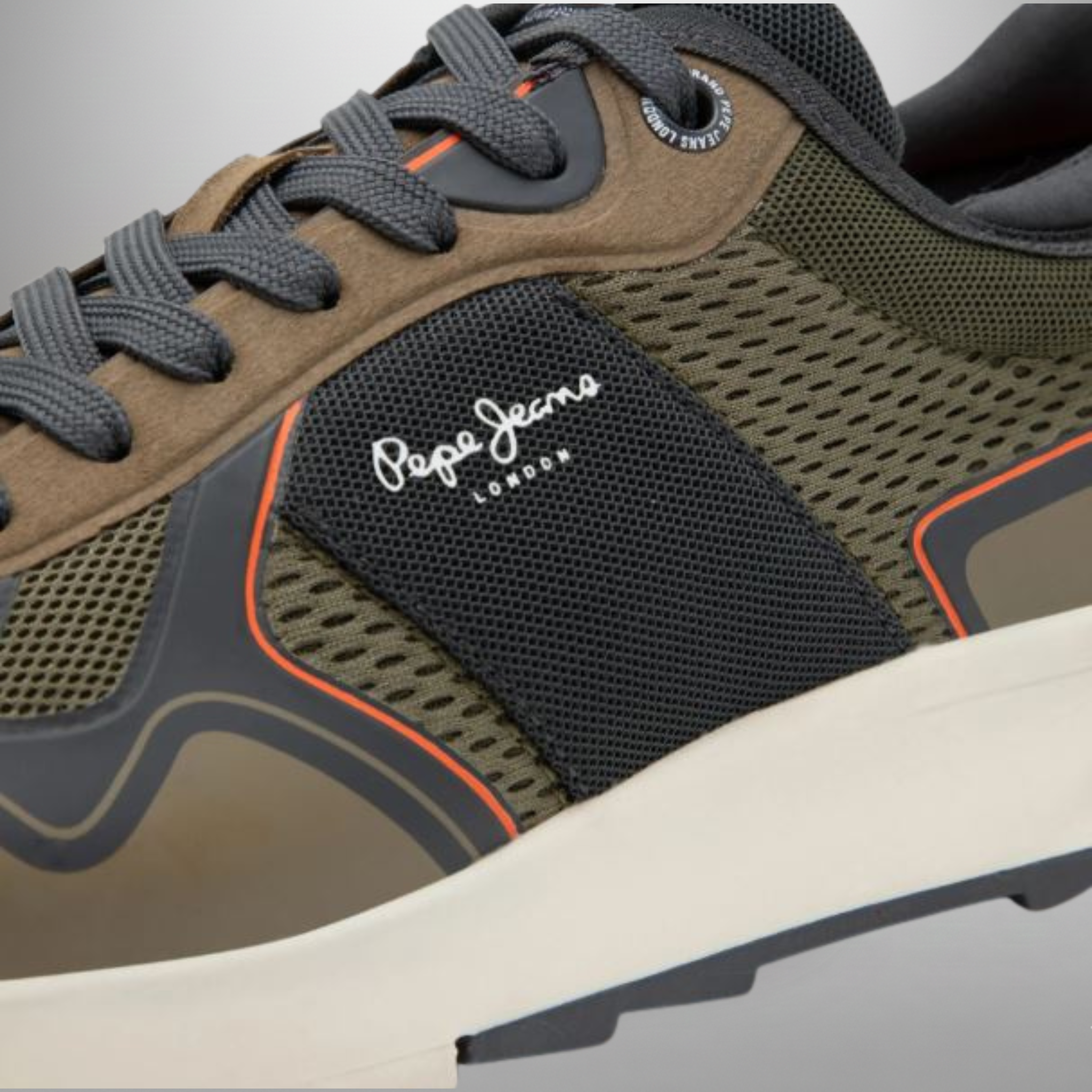 Zapatillas Pepe Jeans One caqui talla 45 detalle del logo y materiales