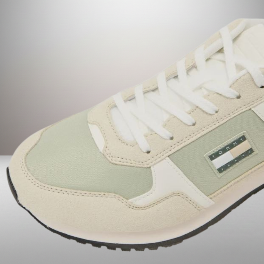 Zapatillas Tommy Jeans Runner Casual caqui talla 40 detalle de los cordones y lengüeta acolchada