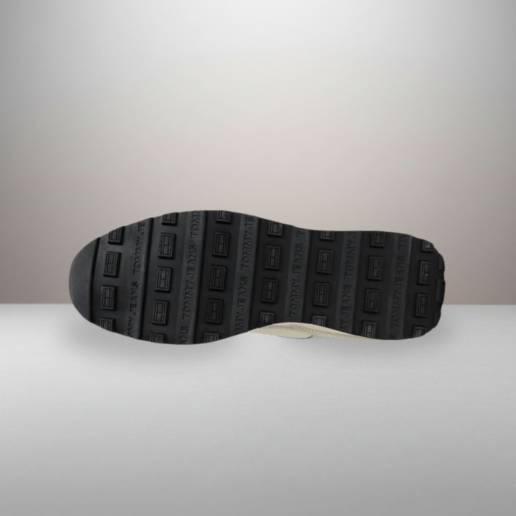 Zapatillas Tommy Jeans TJM Technical Runner ESS verde talla 40 detalle de la suela de goma con relieve