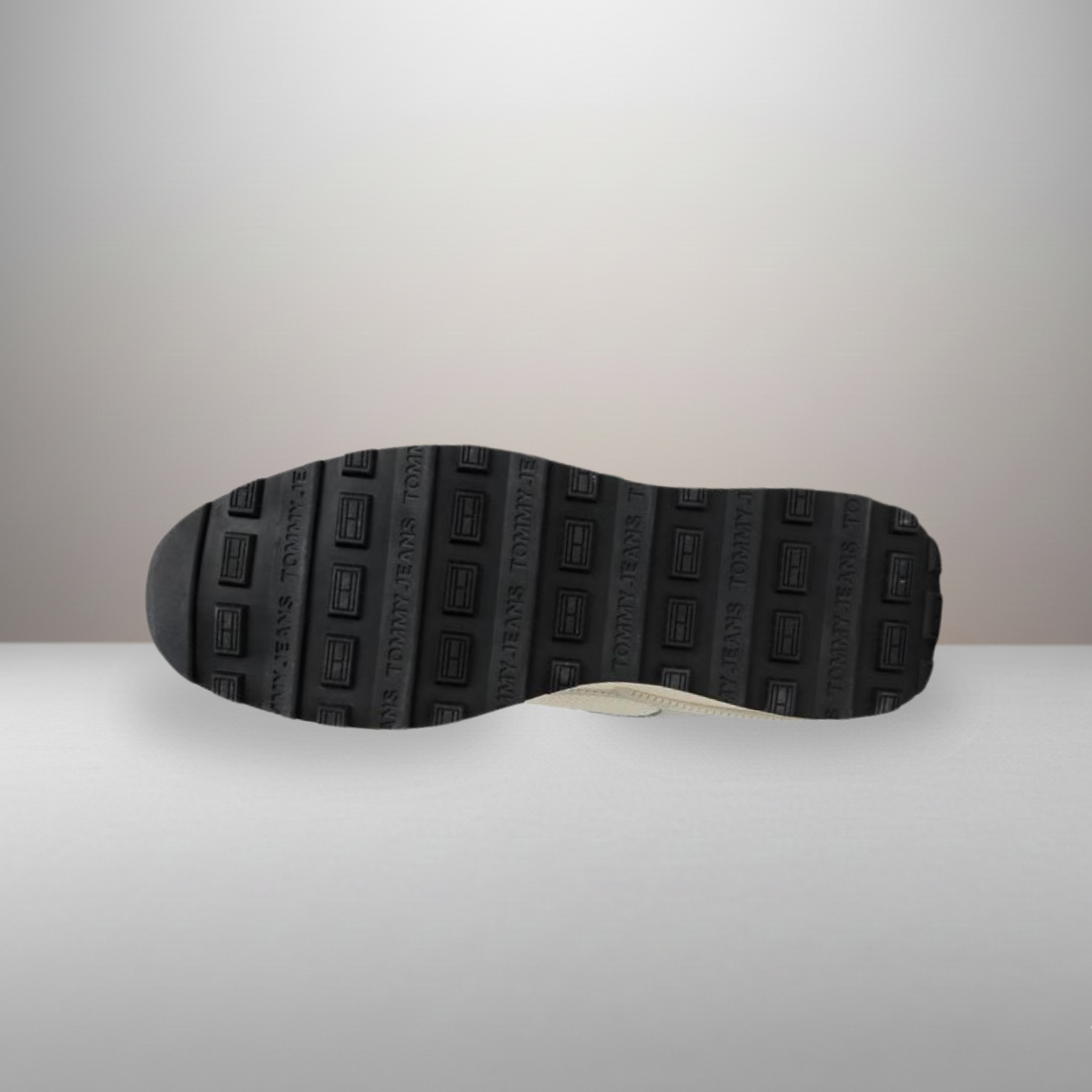 Zapatillas Tommy Jeans TJM Technical Runner ESS verde talla 40 detalle de la suela de goma con relieve